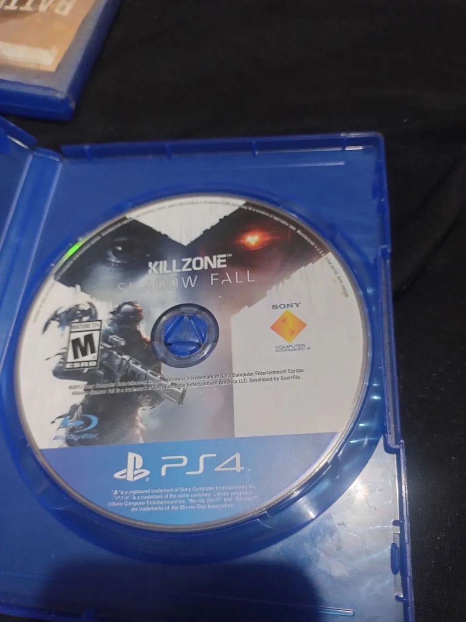 Vende se ps4 com volante 2 controles e 3 jogos  - Foto 2