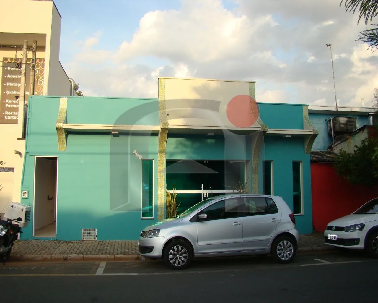 IMÓVEL COMERCIAL COMPOSTO POR UMA CASA E DOIS SALÕES