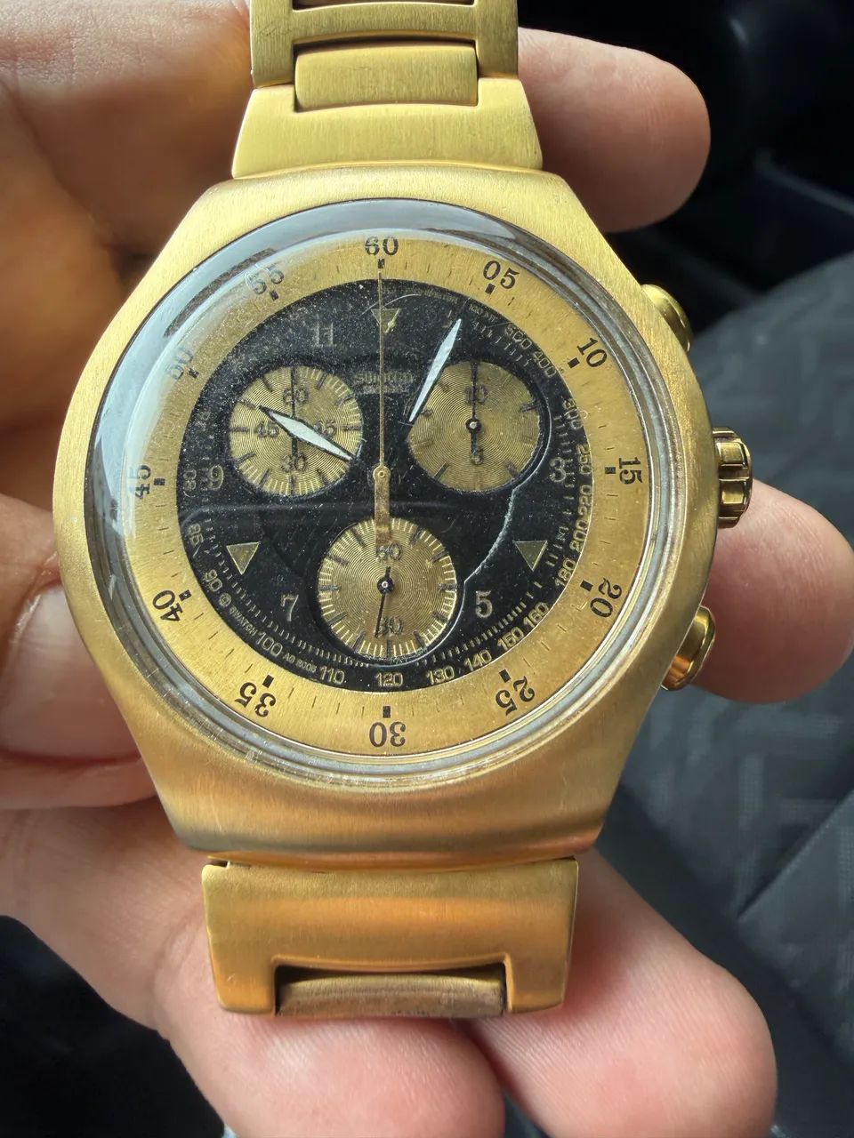 Swatch Cara preta pirâmide 