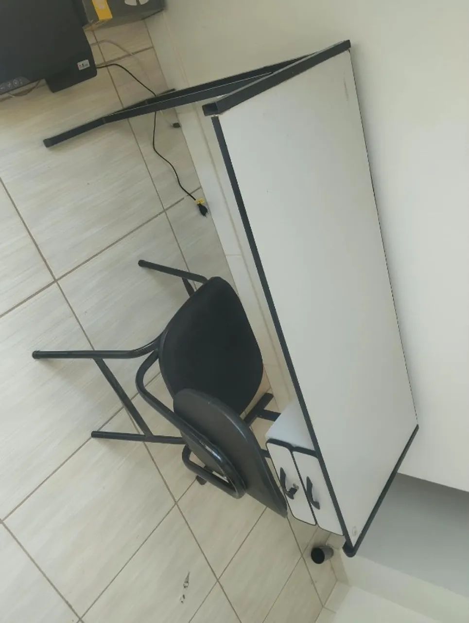 Mesa de escritorio com duas gavetas/chave