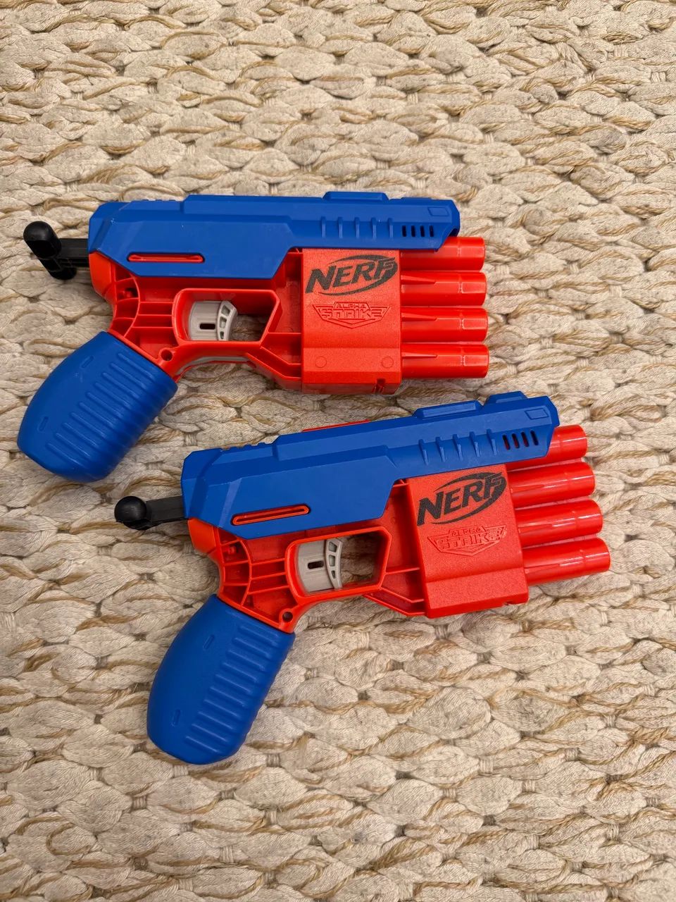 Kit com duas arminhas de brinquedo Nerf (sem balas)