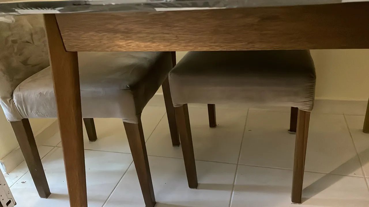 Conjunto mesa e 6 cadeiras em madeira maciça  - Foto 4