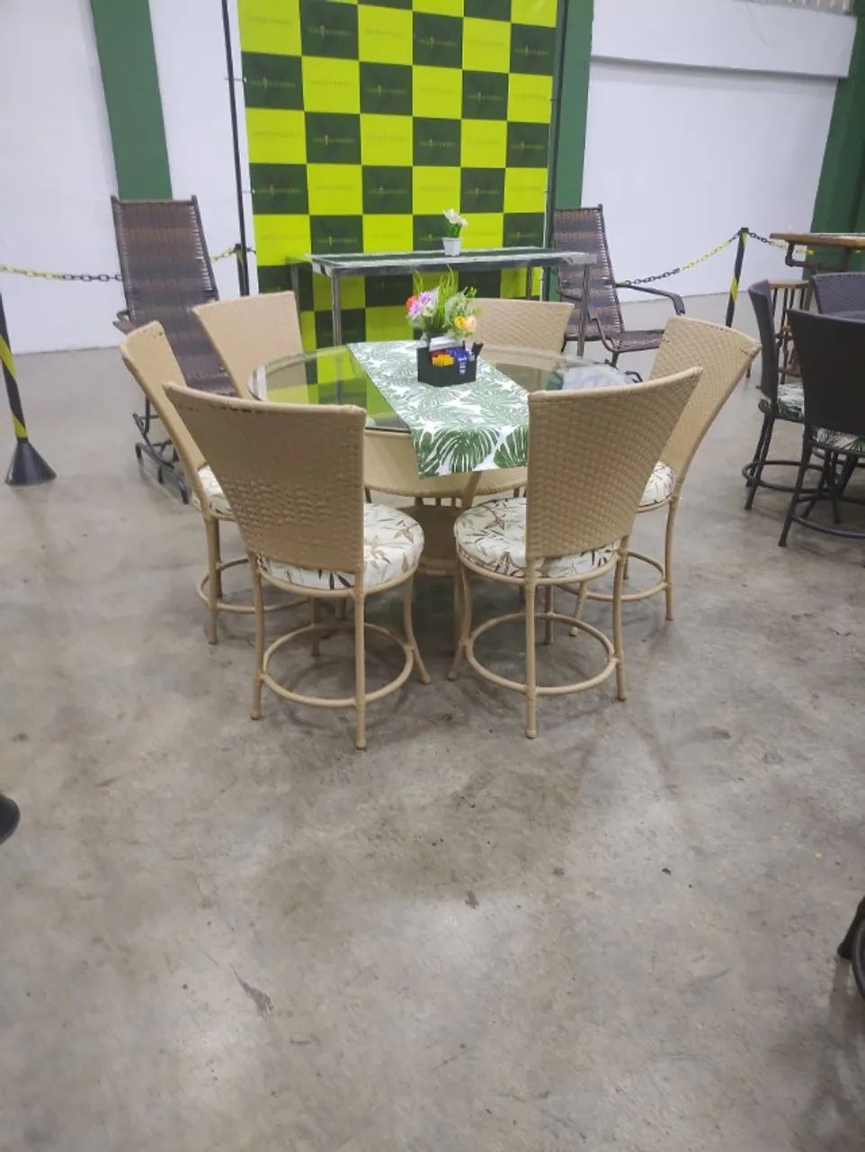 MESA REDONDA DE JANTAR EM TAMPO DE VIDRO COM 6 CADEIRAS  - Foto 4