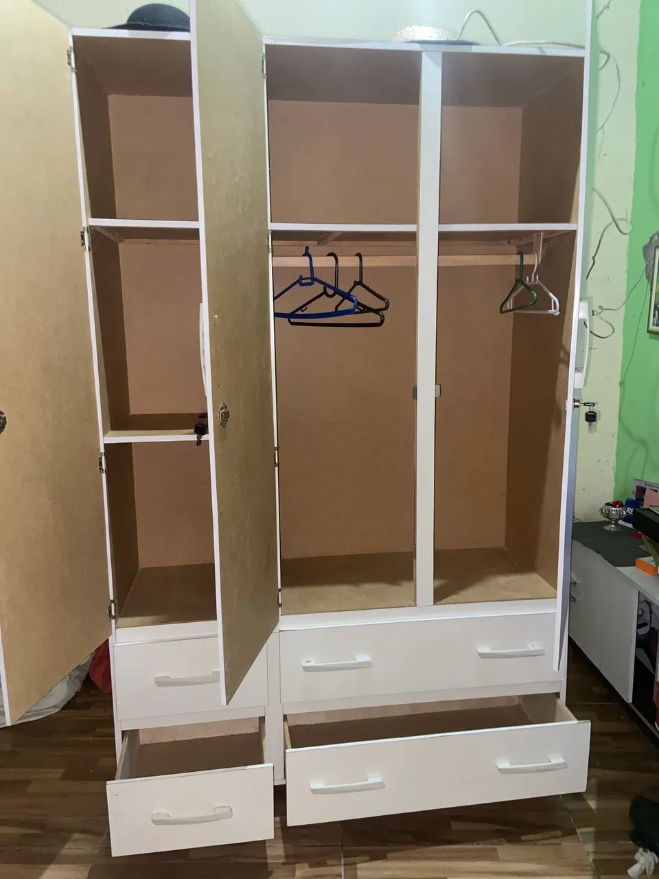GUARDA-ROUPA 3 PORTAS E 4 GAVETAS