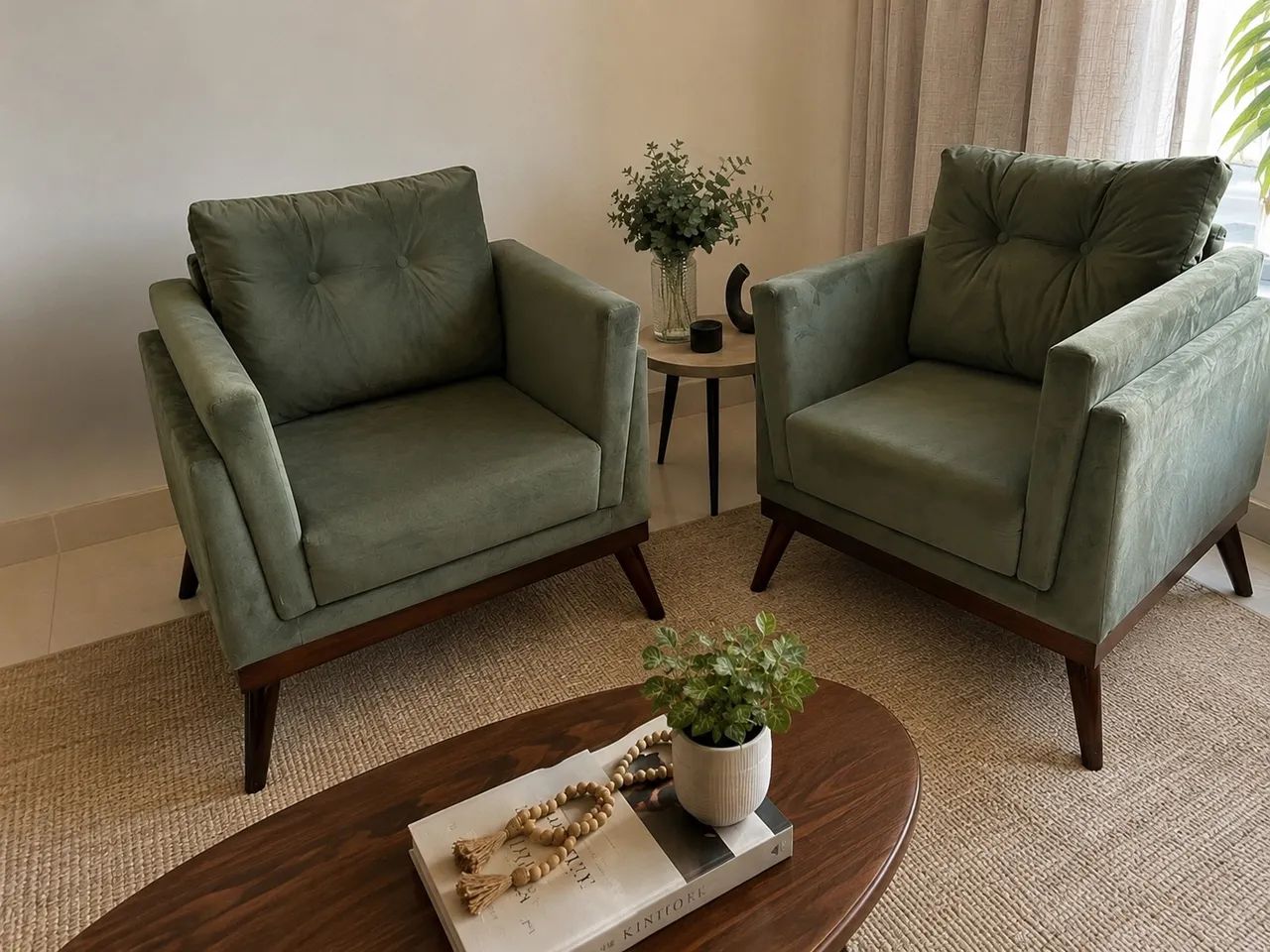 Poltronas em madeira maciça