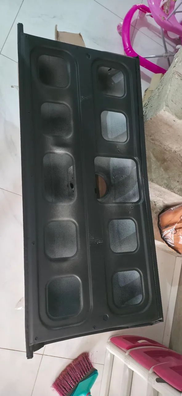 Tampa traseira Saveiro robust 22/23 original novo