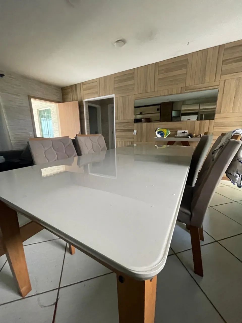 VENDO MESA COM 6 CADEIRAS - Foto 3