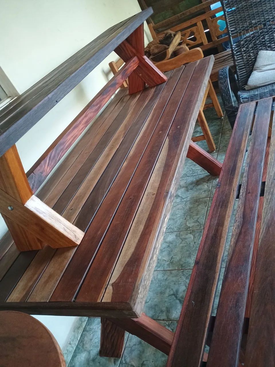 Mesa Ypê e peroba.1,92x78x81.com dois bancos. - Foto 2