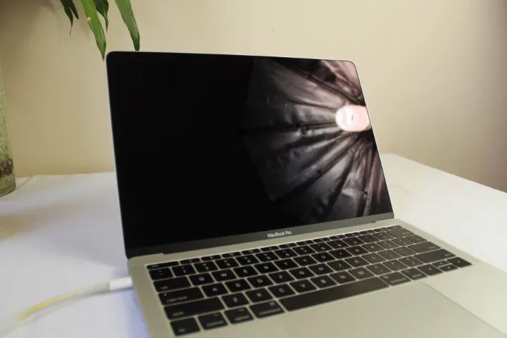 Macbook Pro (2017) - 13 polegadas - Intel Core i5 - 8GB / 256 GB Macbook Pro (2017) - 13 polegadas - Intel Core i5 - 8GB / 256 GB