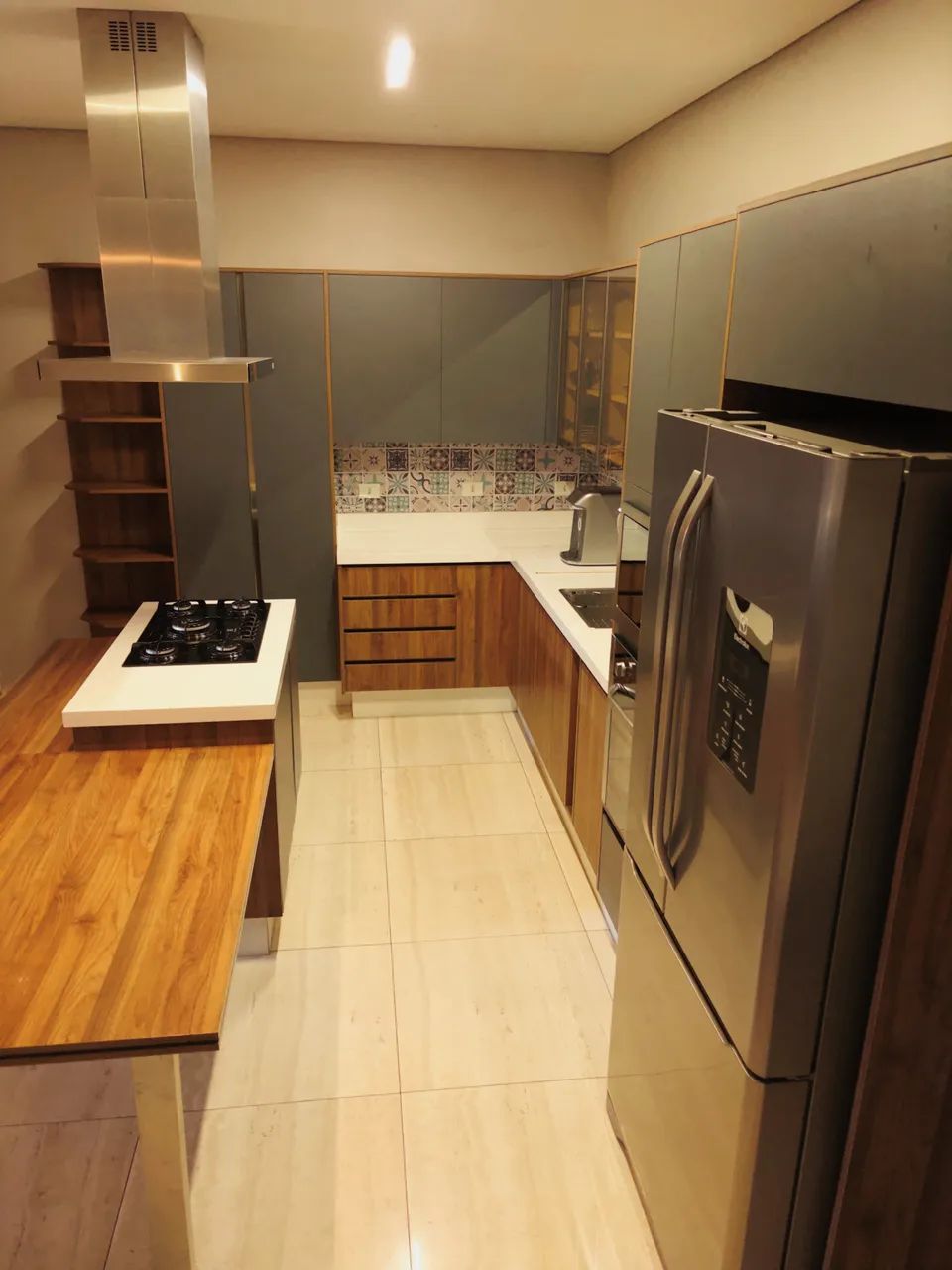 Cozinha Planejada Completa em MDF com Ilha e Mesa Integrada - Foto 5