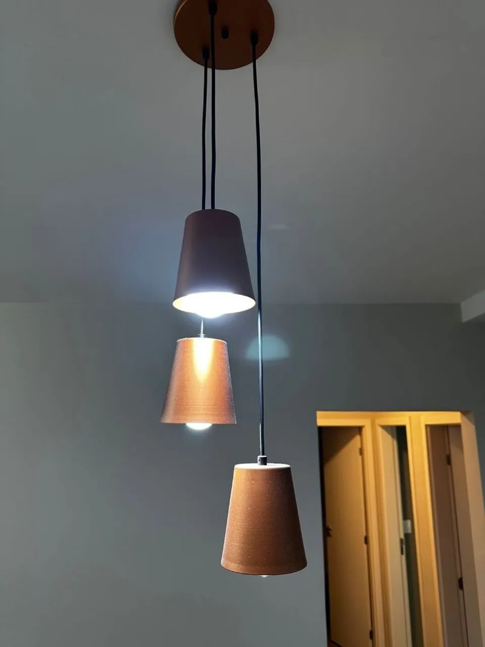 LUSTRE TRIPLO - 3 CÚPULAS - MODERNO - Foto 3