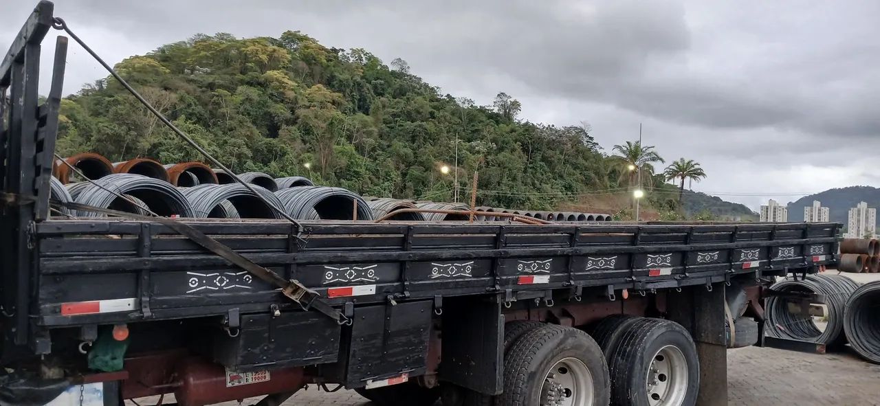 Vendo carroceria de caminhão truck 7.80 conpri 2.45 largura 5 mil reais aceito ofertas  - Foto 4