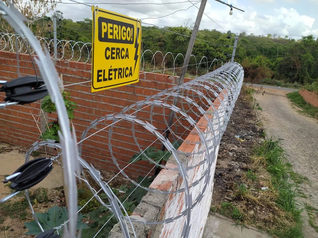 Cerca elétrica e concertina 