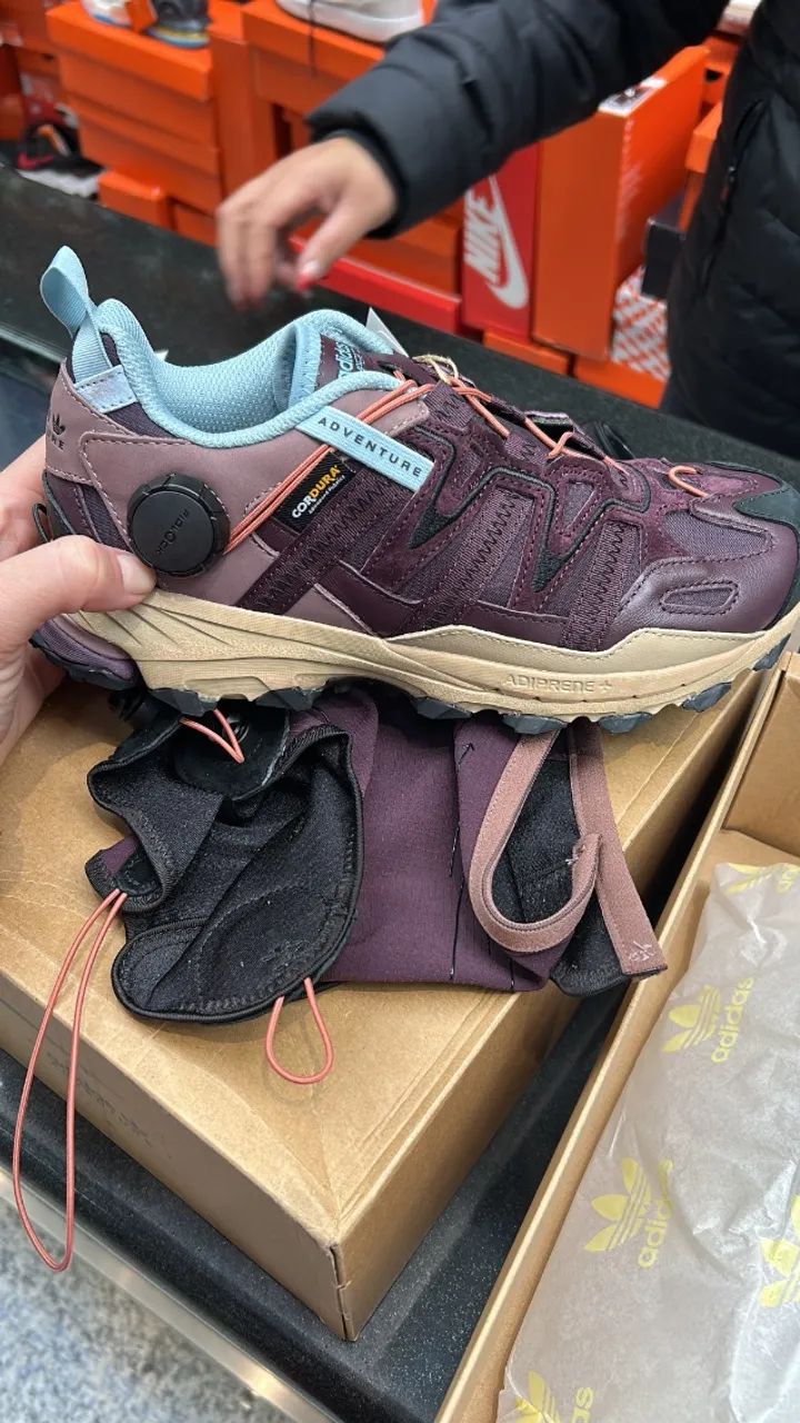 Bota nova adidas número 40