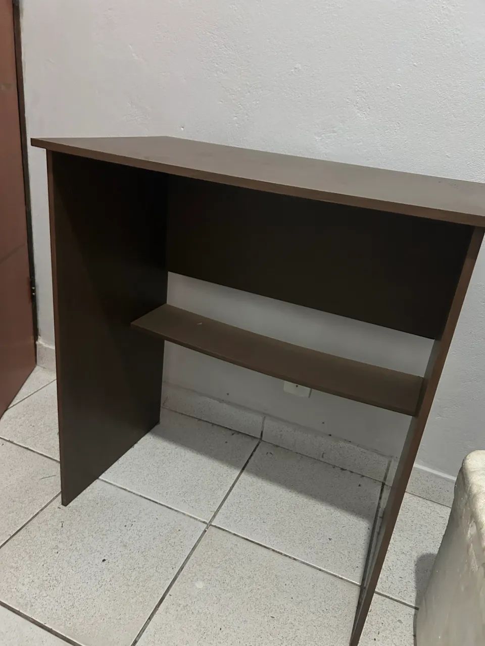 Parte da minha biblioteca e vai com a escrivaninha junto 