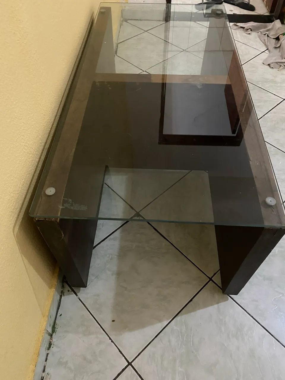 Mesa de centro em madeira maciça e tampo de vidro temperado - Foto 2