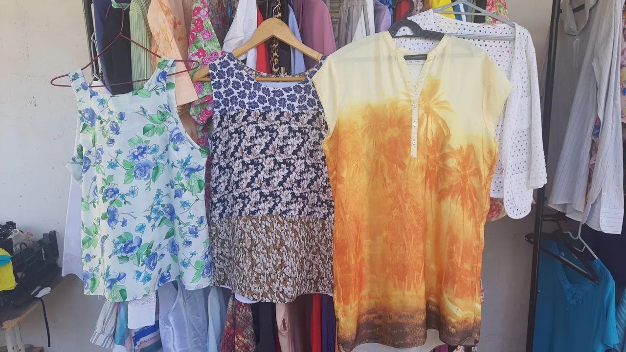 Lote com 120 peças de roupa para brecho perfeito estado  - Foto 4