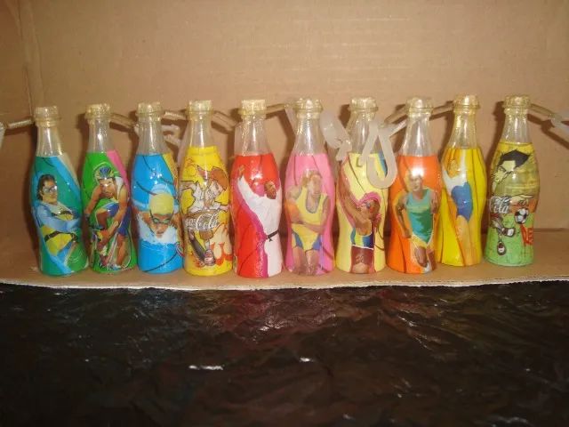 Mini engradado com 4 mini garrafas Coca Cola - Foto 2