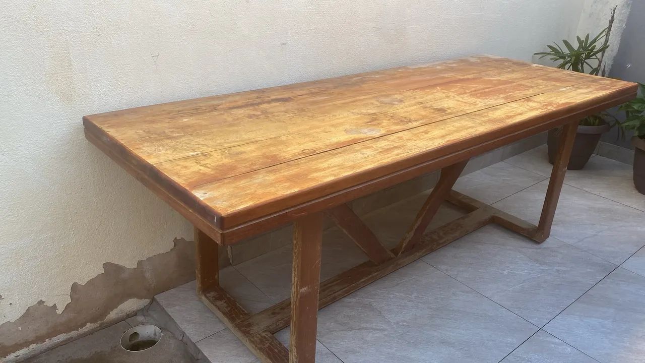 Mesa de madeira maciça 