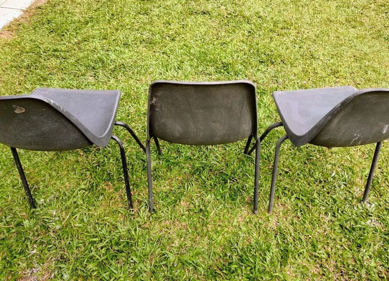3 cadeiras pretas de plástico resistente com pernas de metal - Foto 2