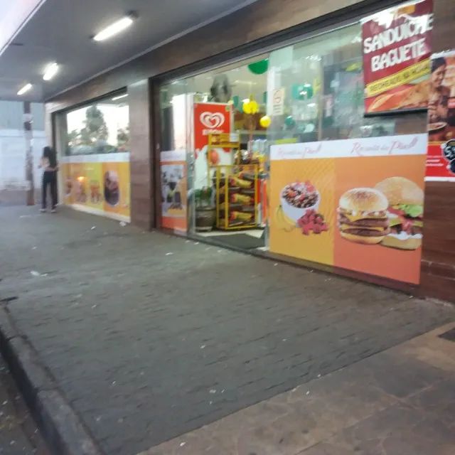 Envelopamento de vitrines e blindex em ambiente comercial - Foto 4