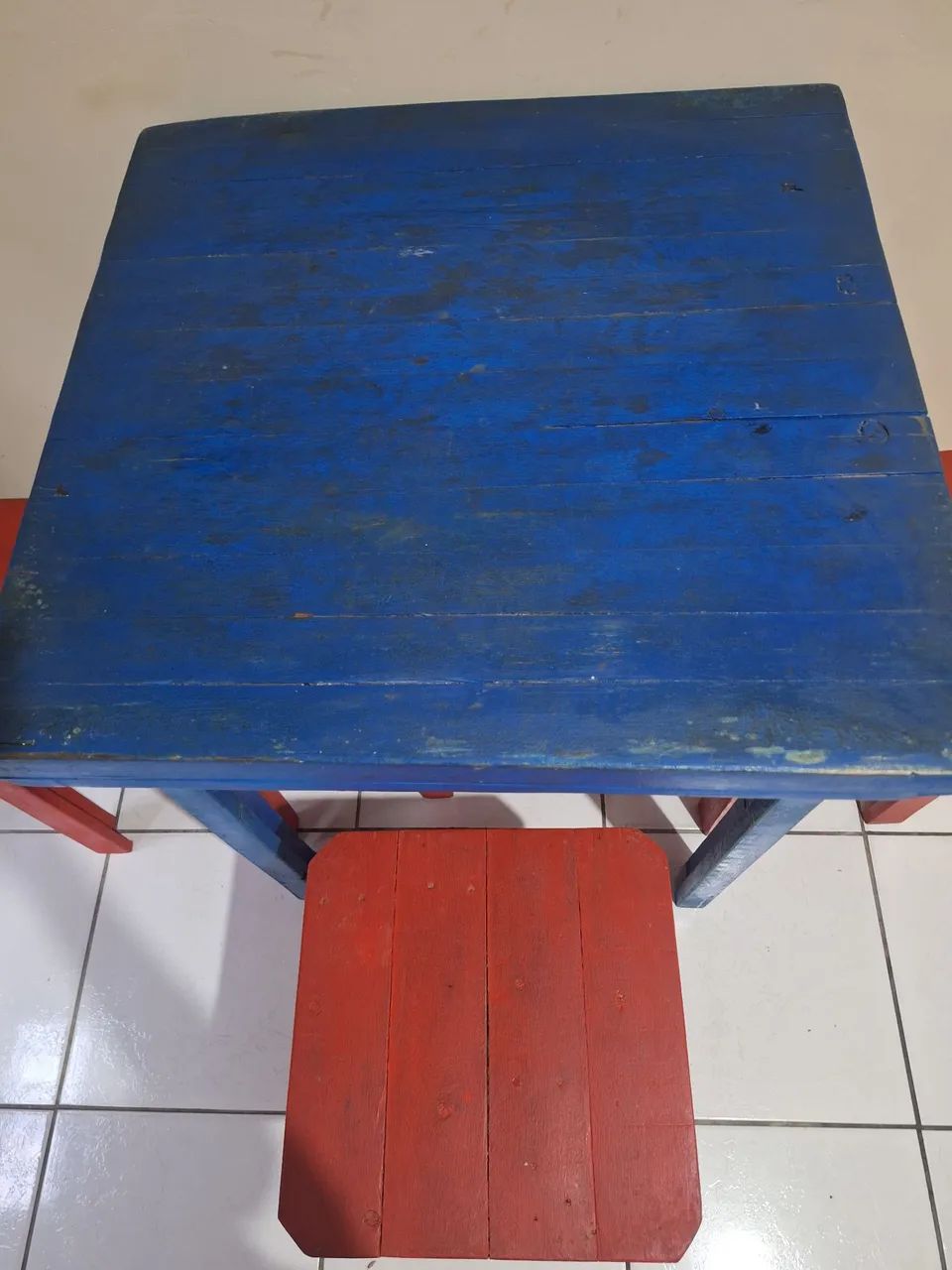 Mesa de madeira com 4 bancos - Foto 2