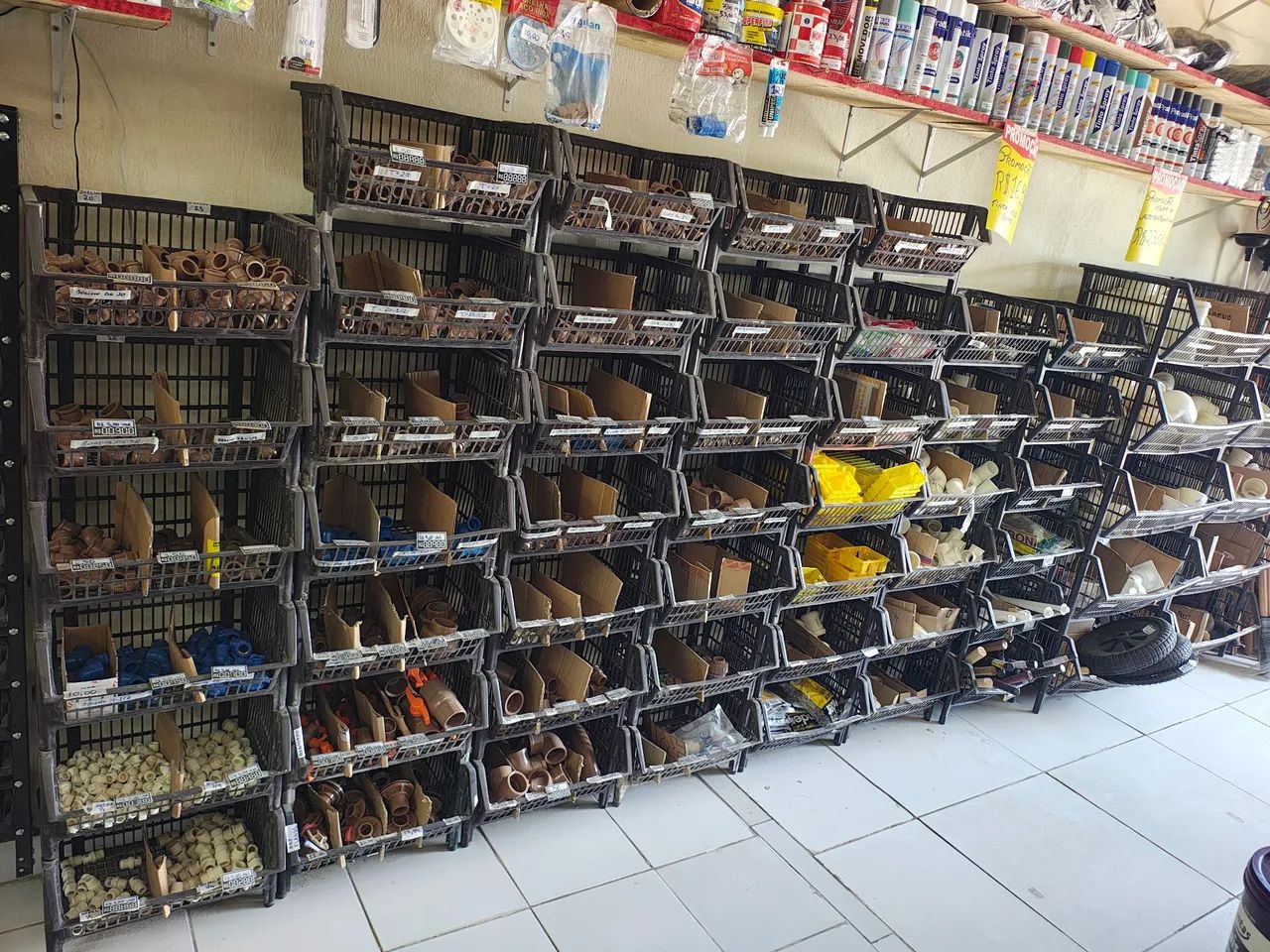 Cesto expositor para comércio grande e pequeno 