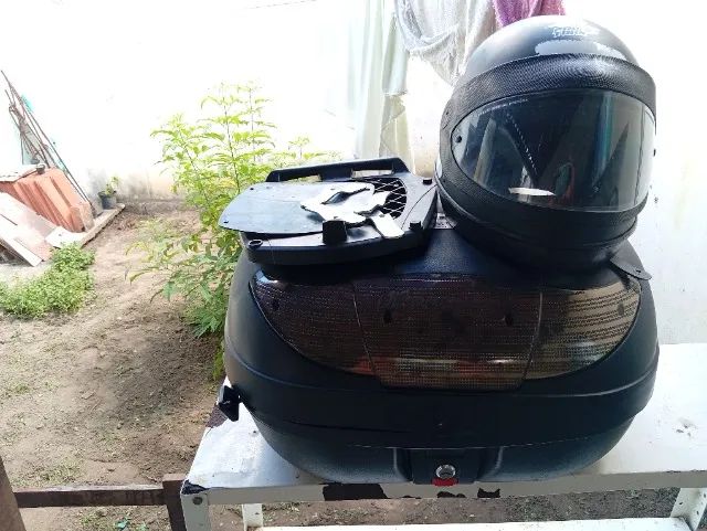 Baú de 40 litros e um capacete para Moto. - Foto 3