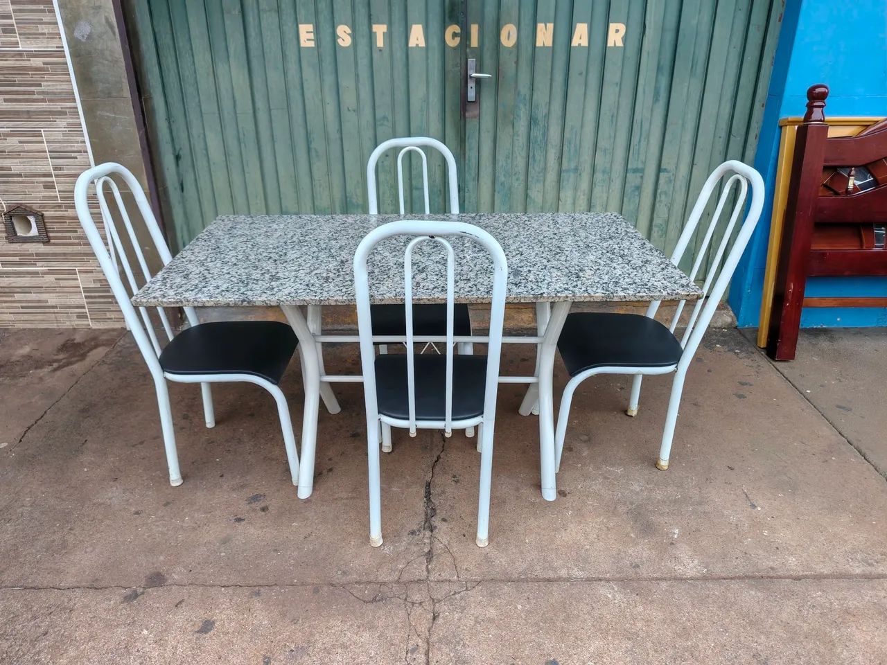 Vendo mesa de granito com 4 cadeiras  - Foto 4