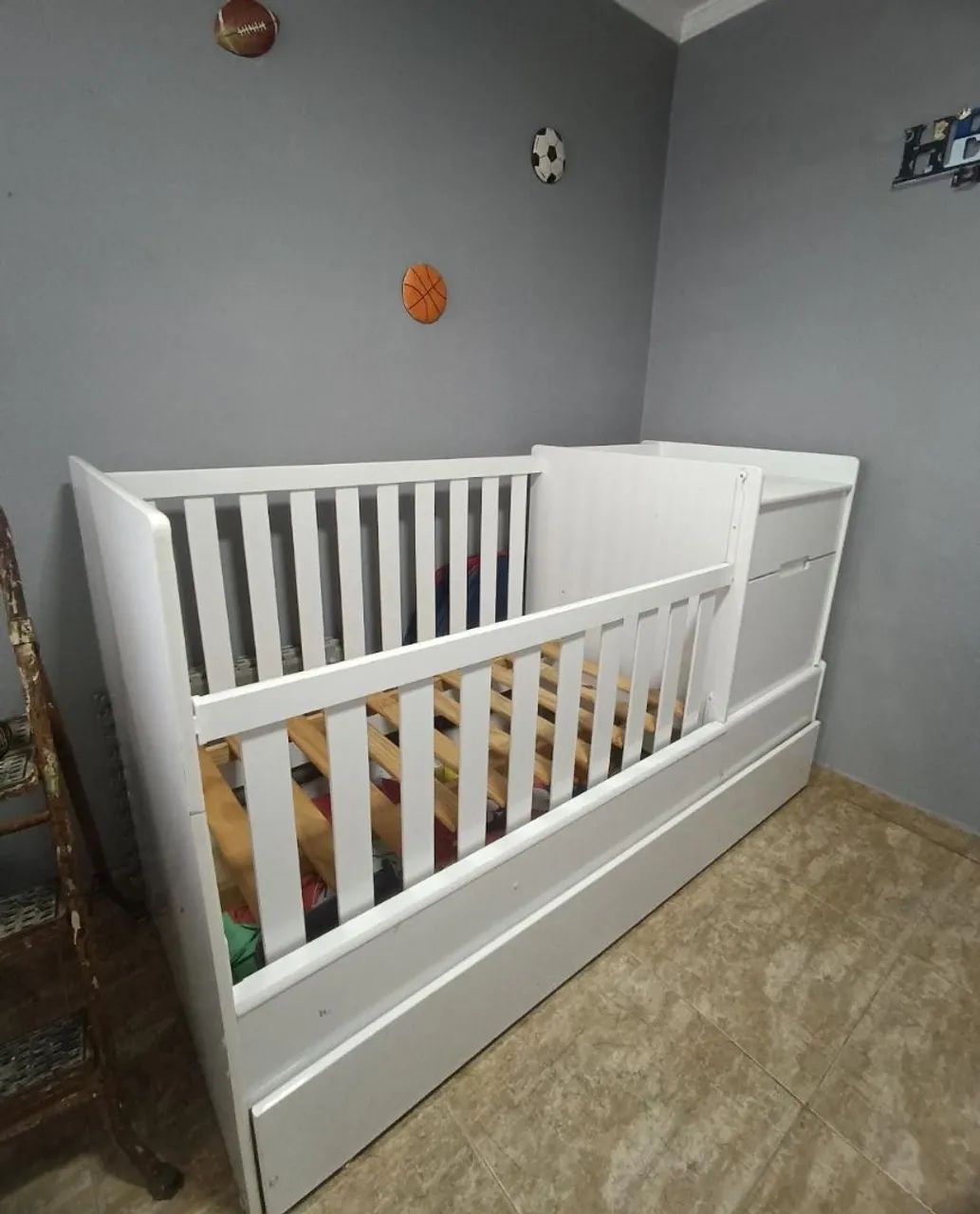 Berço com gavetão que vira mini cama