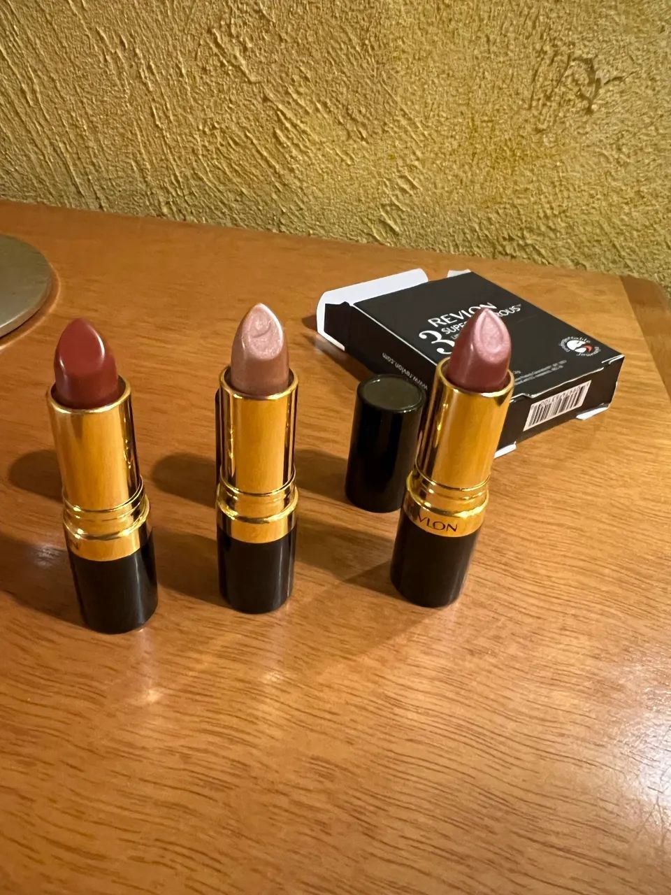 Kit com 3 batons Revlon super lustrous