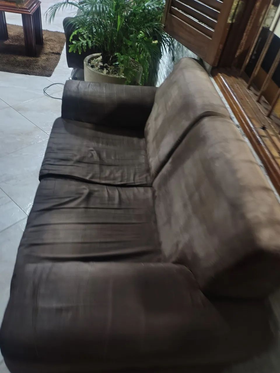 solfa dois lugares na cor marrom com duas poltronas  - Foto 2
