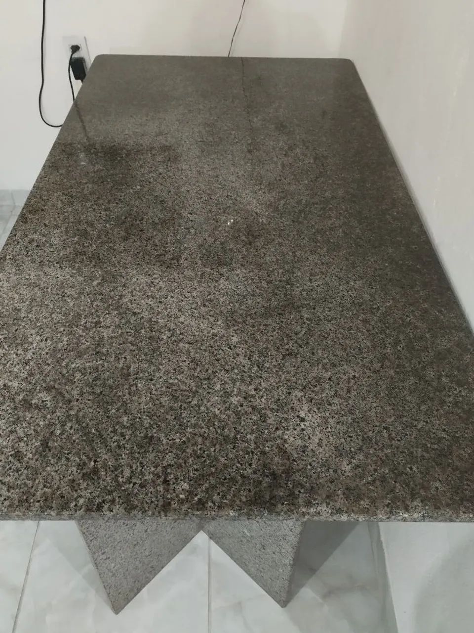 Vendo mesa de jantar toda de mármore  - Foto 2