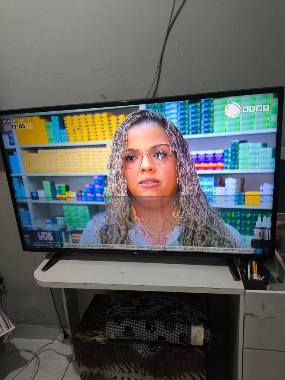 Tv 49 polegadas funcionando porém tem uma lista mas não interfere na imagem! - Foto 5