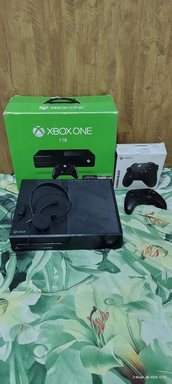 XBOX ONE FAT 1TB + headset + Controle Series Carbon Black. Todos com caixa.