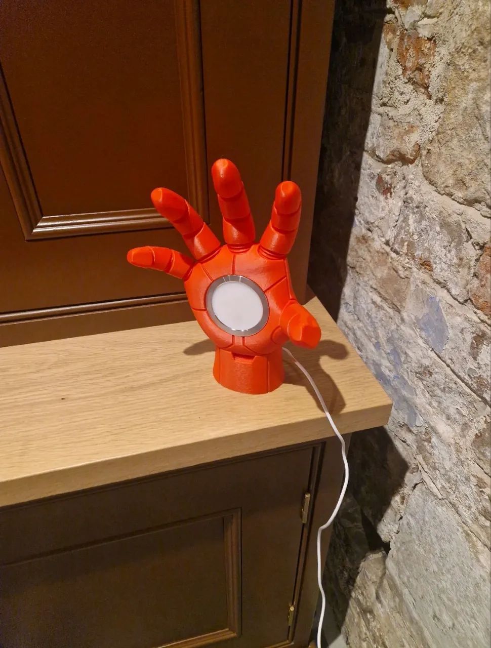 Luminária mão homem de ferro