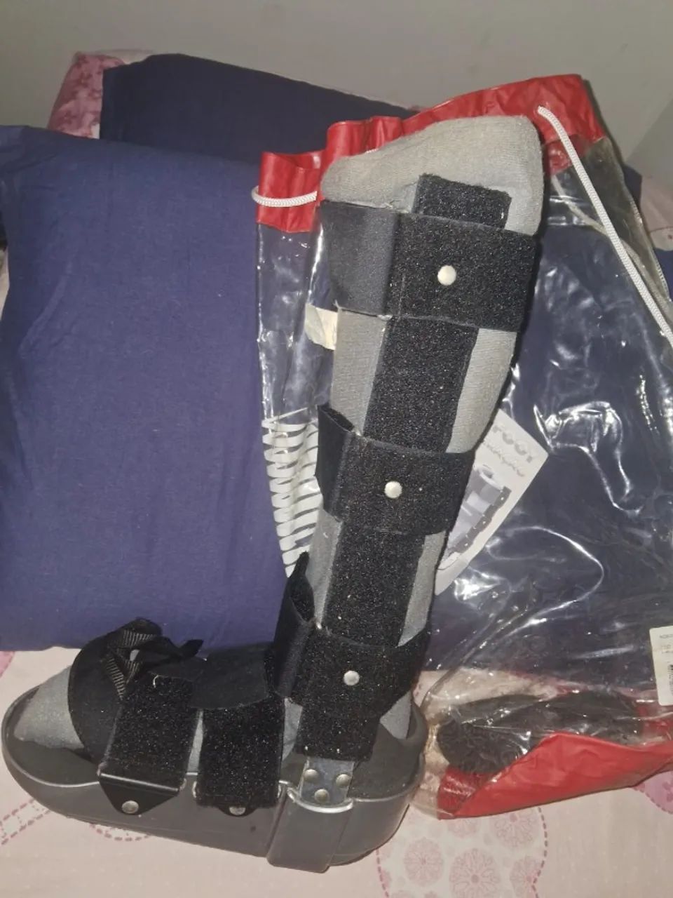 Bota ortopédica que auxilia na recuperação de lesões no pe e tornozelo. __________________ - Foto 3