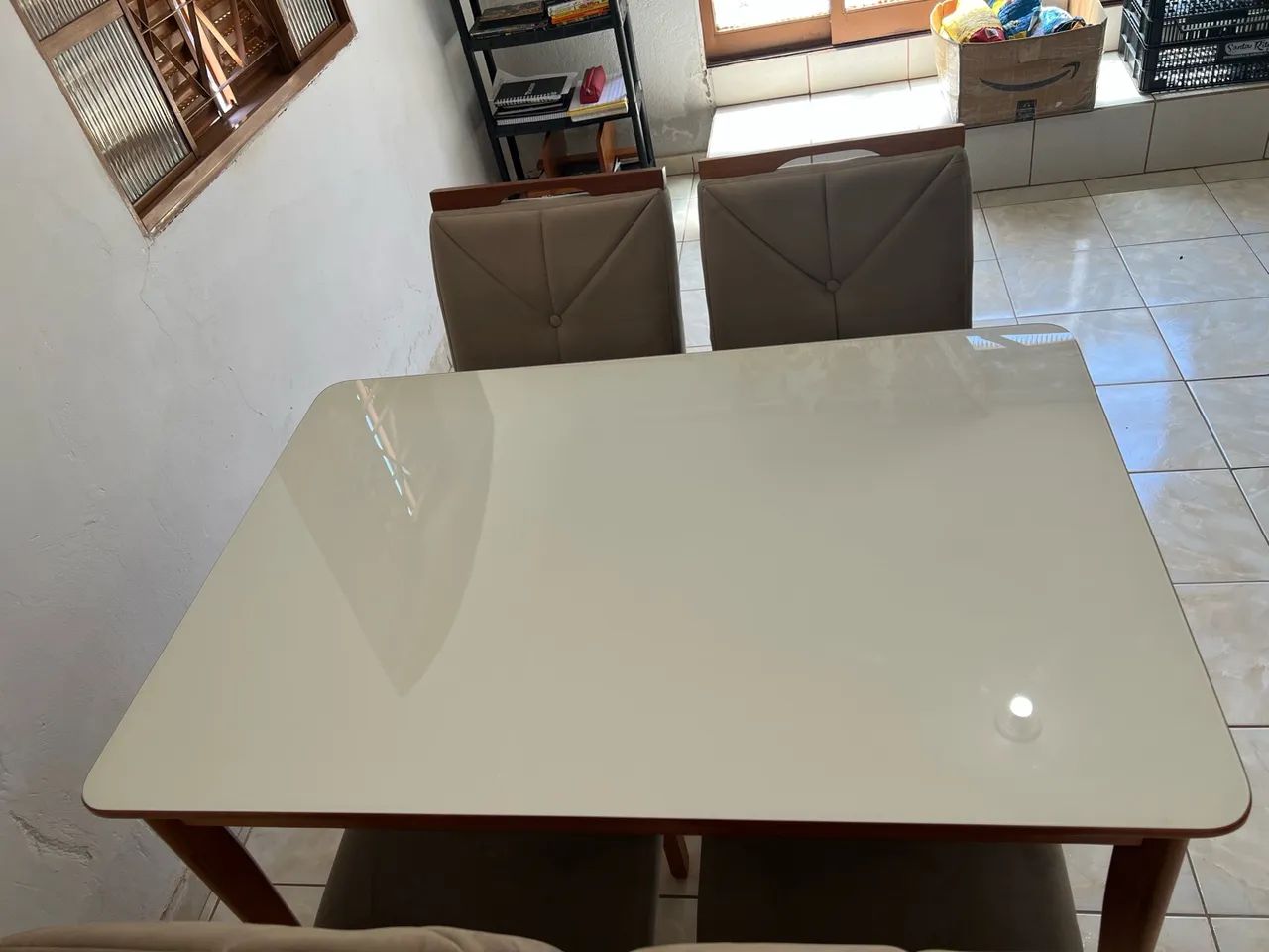 Mesa de madeira com tampo de vidro e 4 cadeiras  - Foto 5