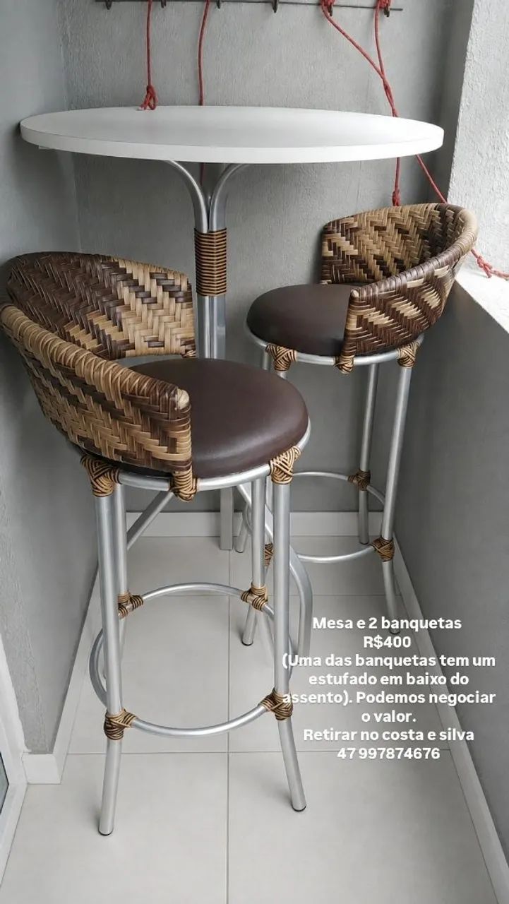 Mesa e banquetas 