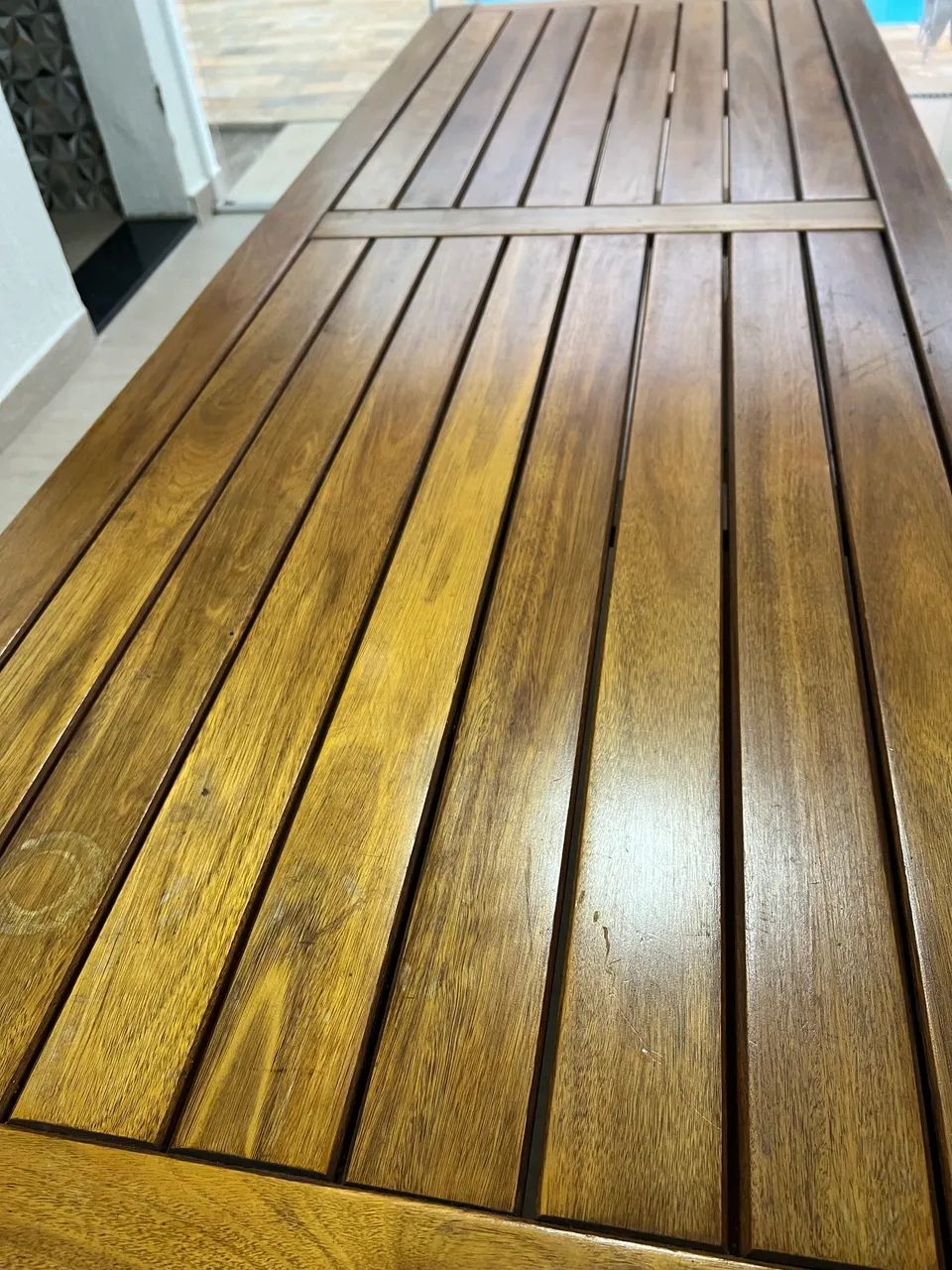 Mesa de Madeira Maciça com 2 Bancos - Excelente Estado - Foto 3