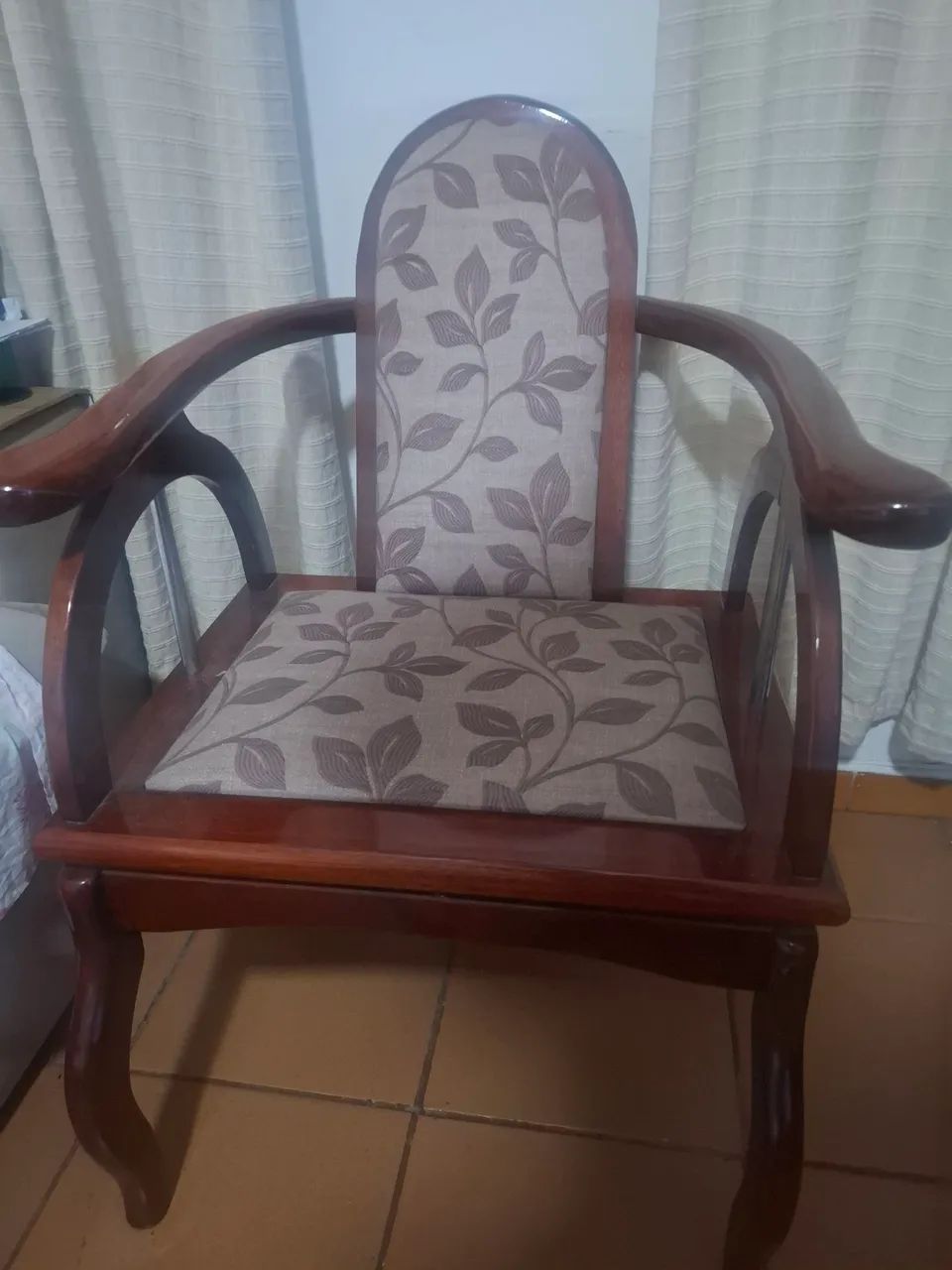 Poltrona estofada em madeira laqueada - Foto 4