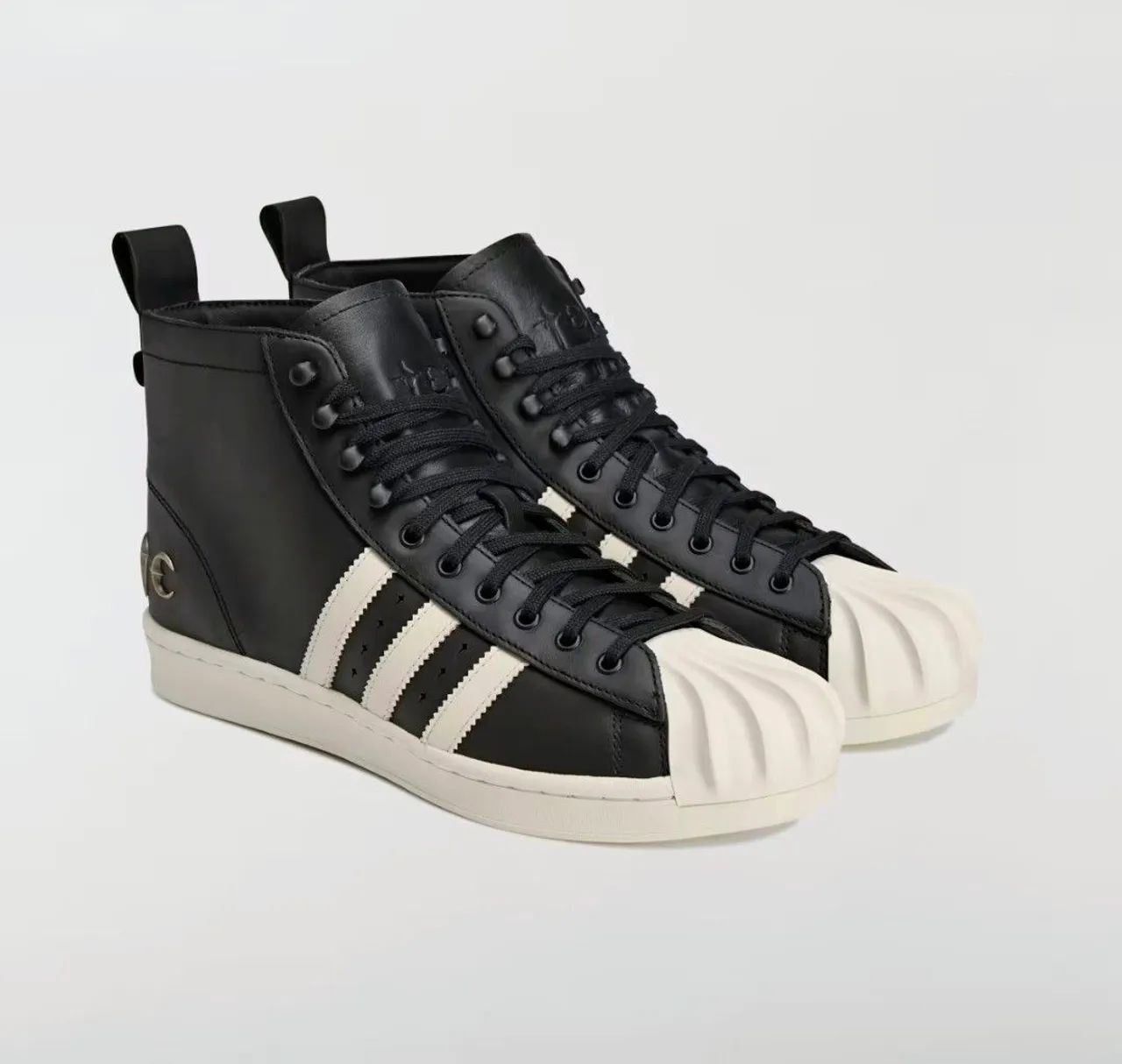 Boot Luxe TC Superstar Adidas preto e branco 37