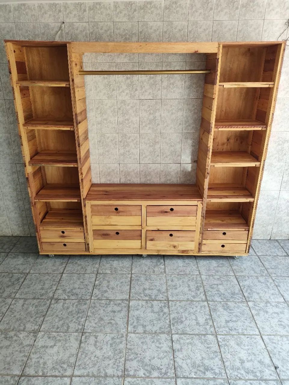 Guarda roupa de pallet com arara - Foto 2