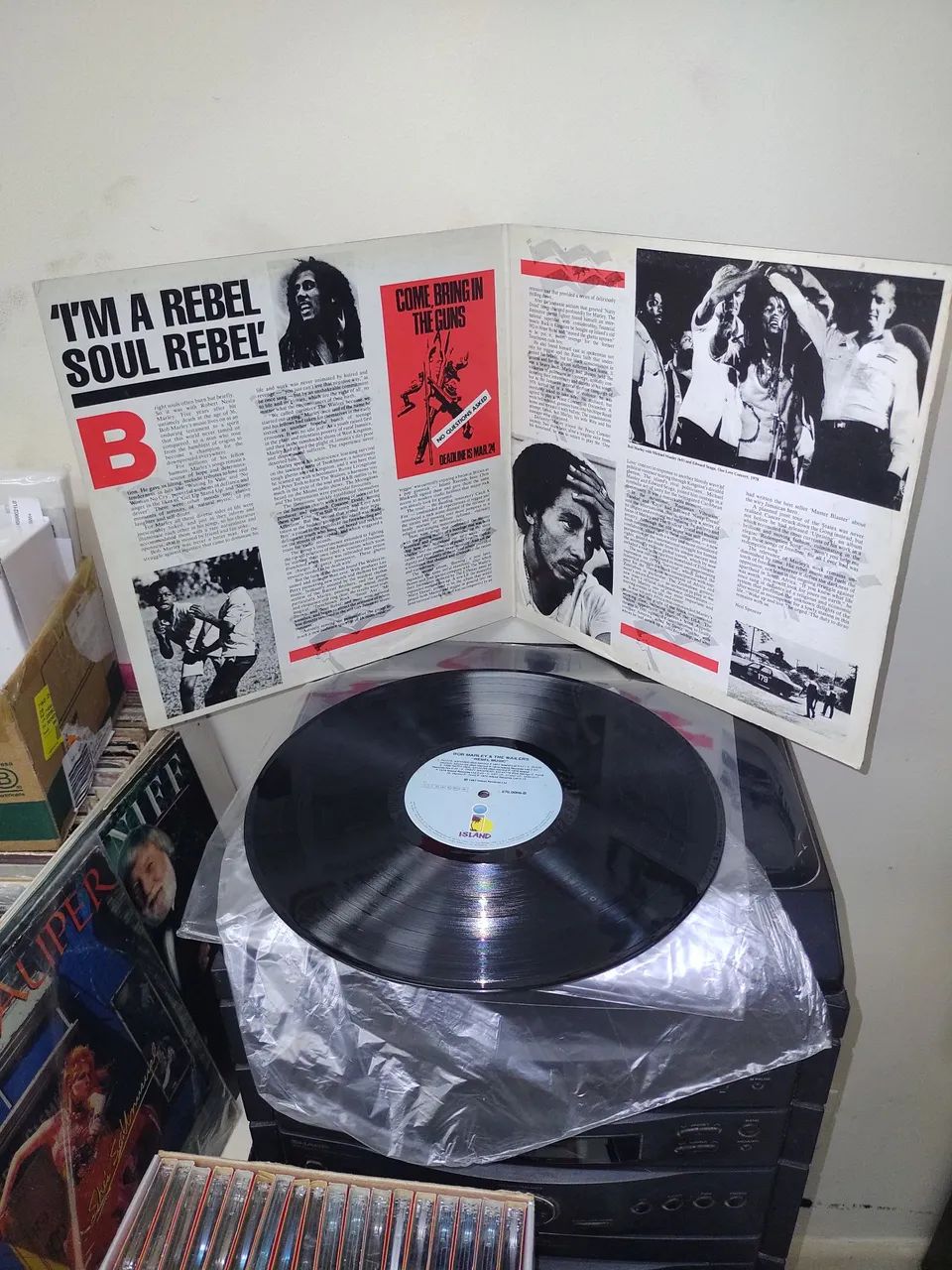 Bob Marley LP Vinil, capa ótimo estado, 1 faixa com buraco. - Foto 4