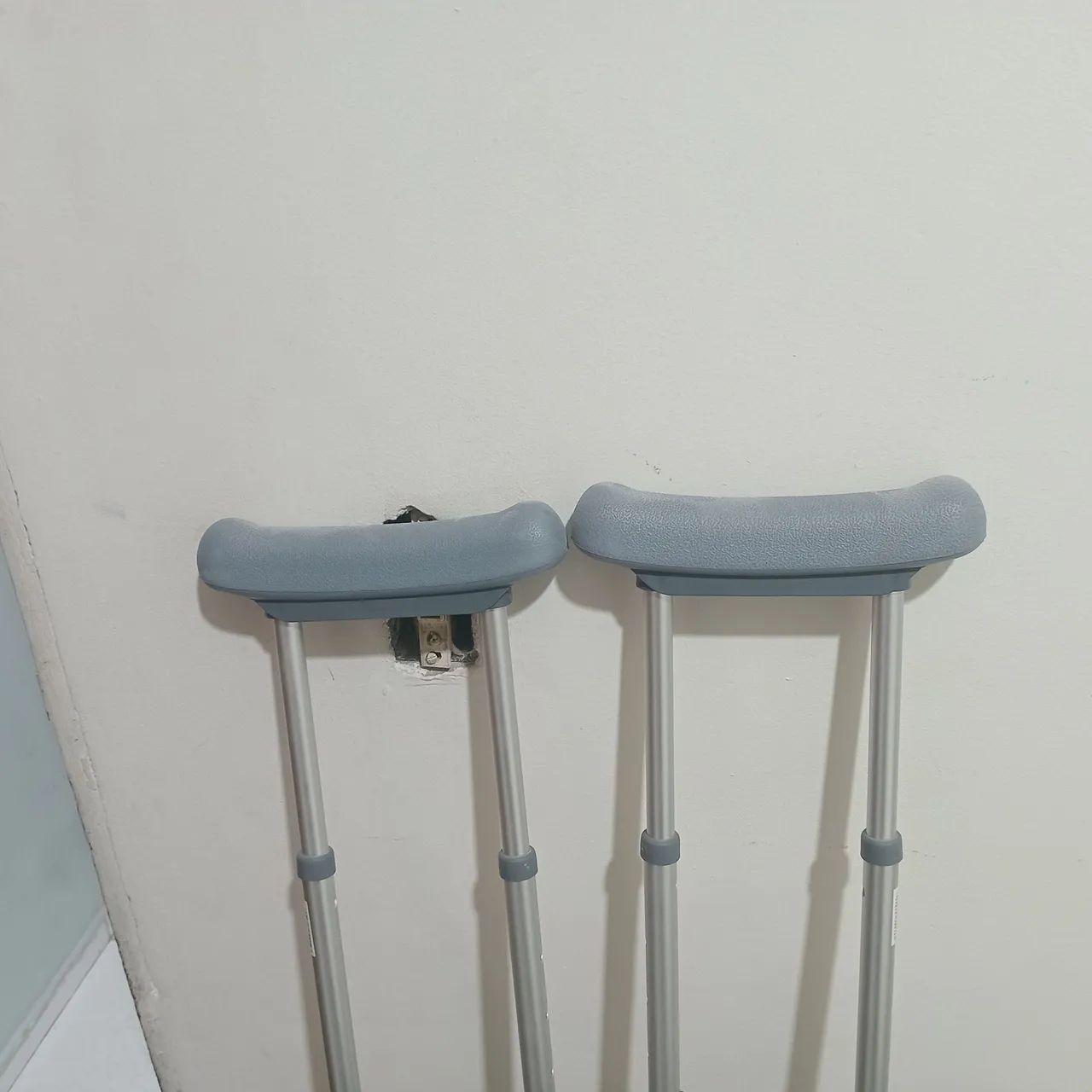 Vendo par de muletas categoria medica - Foto 2