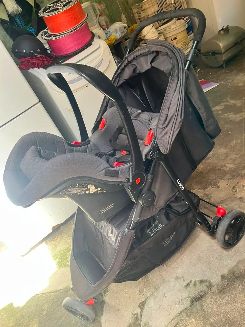 Bebê conforto e carrinho.