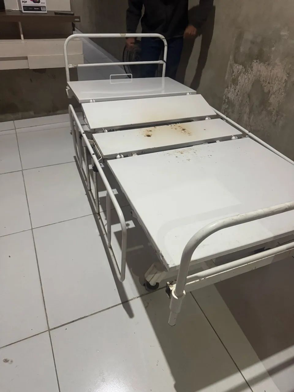 Cama motorizada, já com o colchão, sem manivela, semi novo - Foto 3