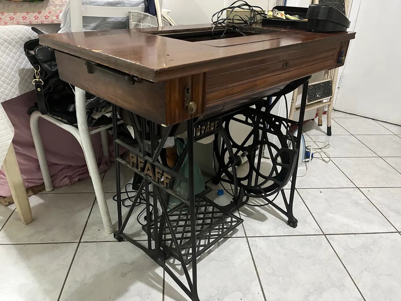 Máquina de costura antiga Paif