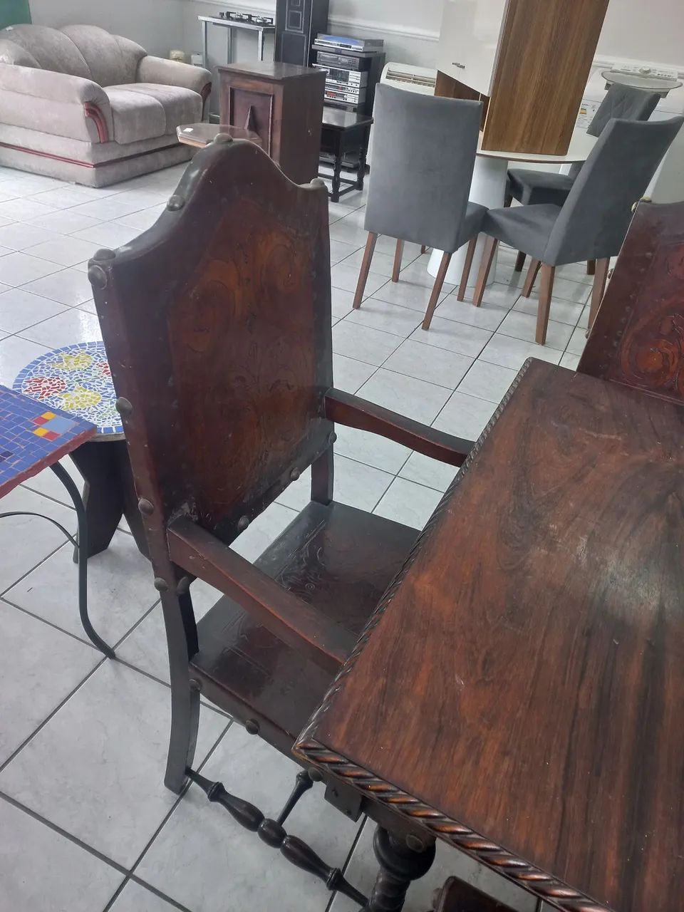 Mesa de madeira maciça c/ 8 cadeiras - Foto 5