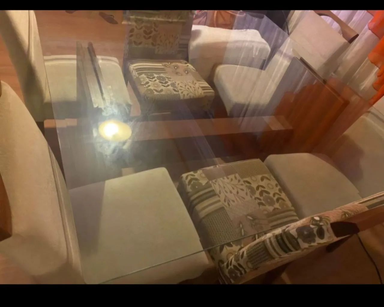 Mesa de jantar com seis cadeiras, tampa de vidro e madeira  - Foto 4